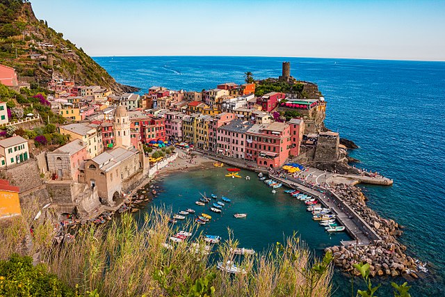 640px-Vernazza_and_the_sea,_Cinque_Terre,_Italy